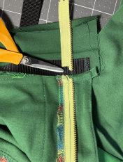Cut the zipper to size